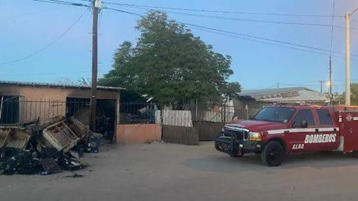 Los integrantes del Cuerpo de Bomberos Voluntarios de esta ciudad auxiliaron a una familia afectada por un incendio